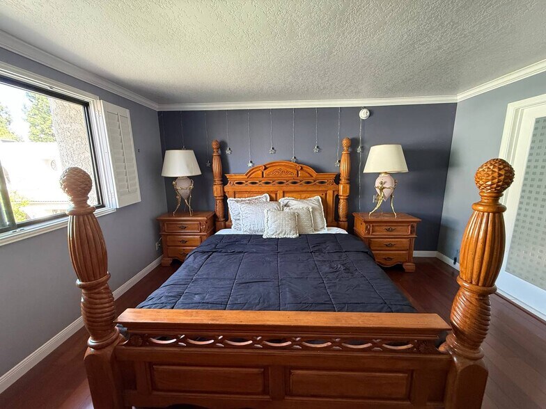 Building Photo - 21620 Burbank Blvd