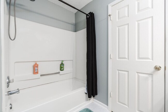 Building Photo - 2155 Shadowbrook Dr