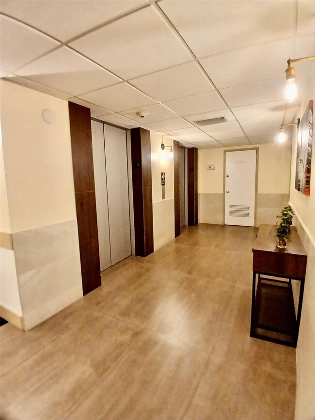 Building Photo - 4164 Inverrary Dr