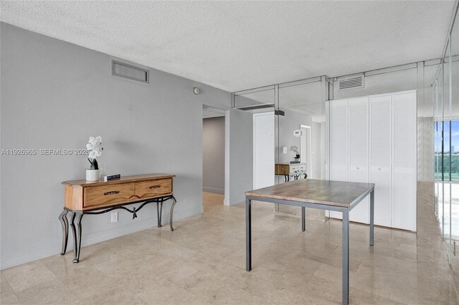Building Photo - 100 Bayview Dr