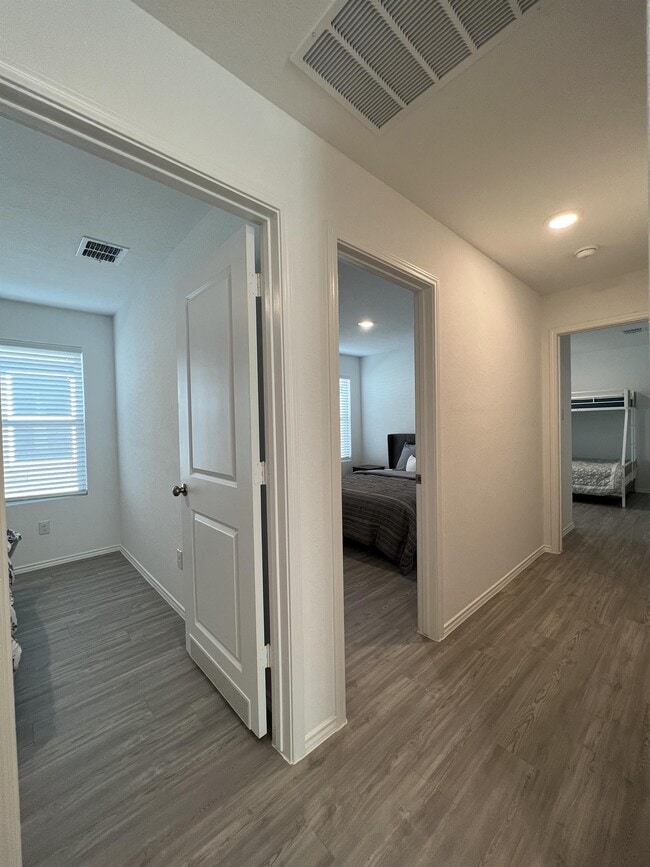 Building Photo - 8523 Grosbeak Cv