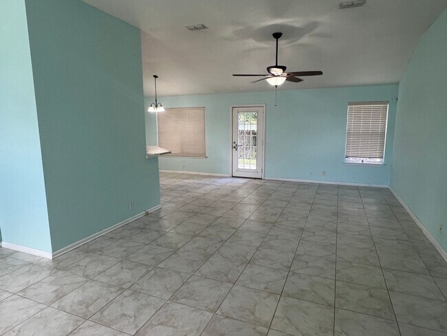 Building Photo - 3BR/2BA Available Immediately