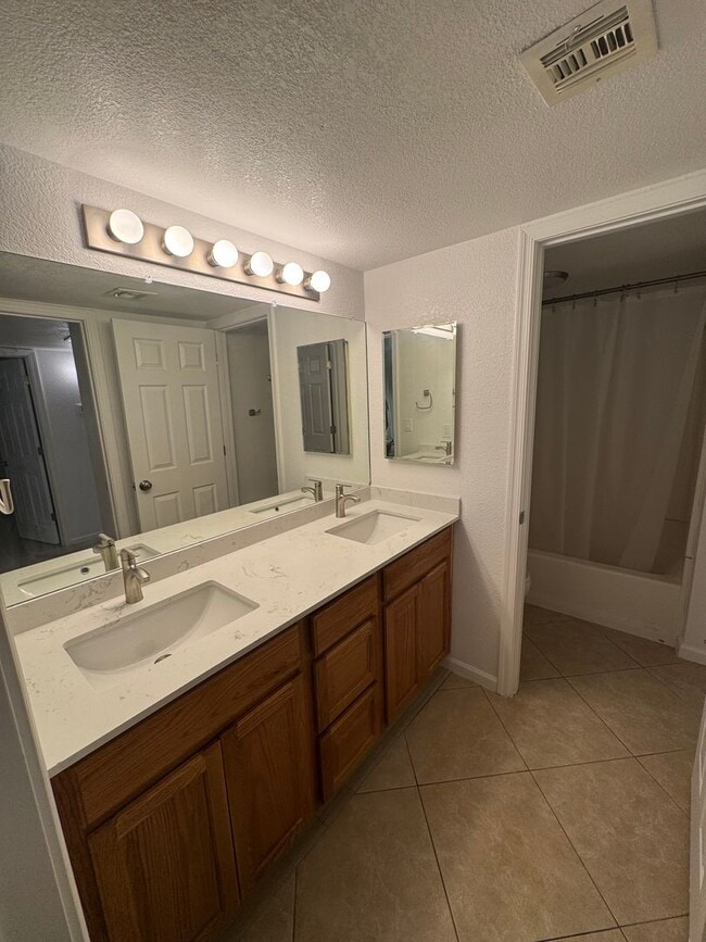 Building Photo - 2-Bedroom Condo in Prime Mesa Location!