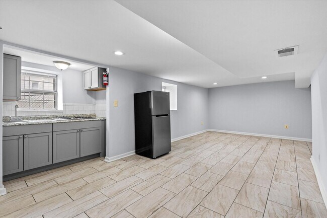 Building Photo - 6BR / 5BA Single-Family Home | 2,663 Sq Ft | Private Driveway | Deck | $4,200/mo Spacious 6-bedro...