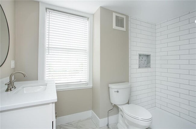 Building Photo - 43 Farewell St