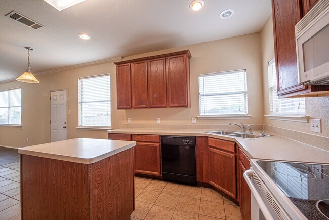 Building Photo - Spacious 4/2.5 Rental in Great ISD & LOTS ...