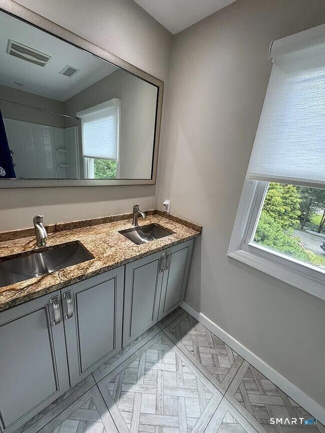 Building Photo - 7 Joanne Ln