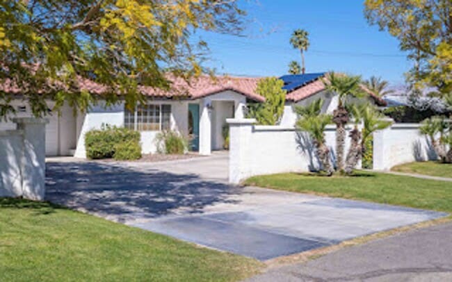 Building Photo - Racquet Club West, FURNISHED, Seasonal OR Long Term