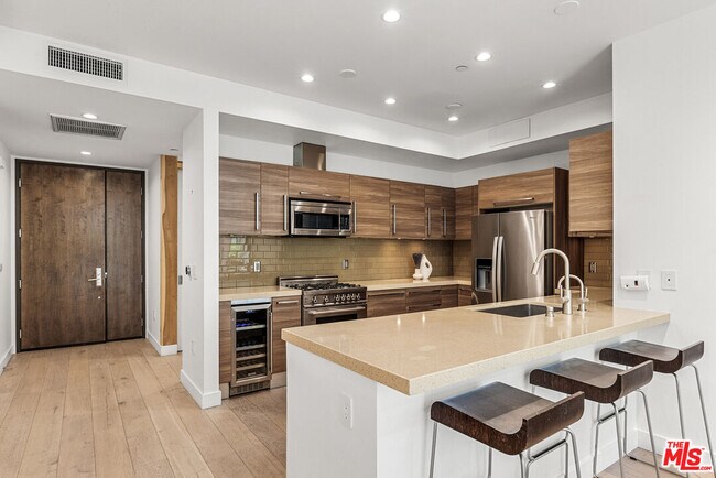 Building Photo - 855 Croft Ave