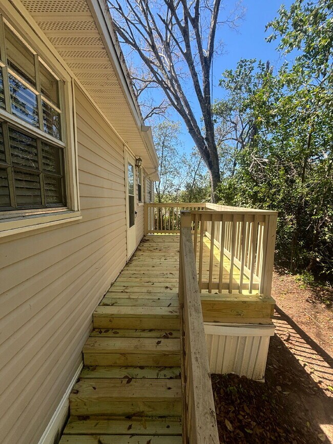 Building Photo - Gorgeous 3bed 1 and a half bath home.