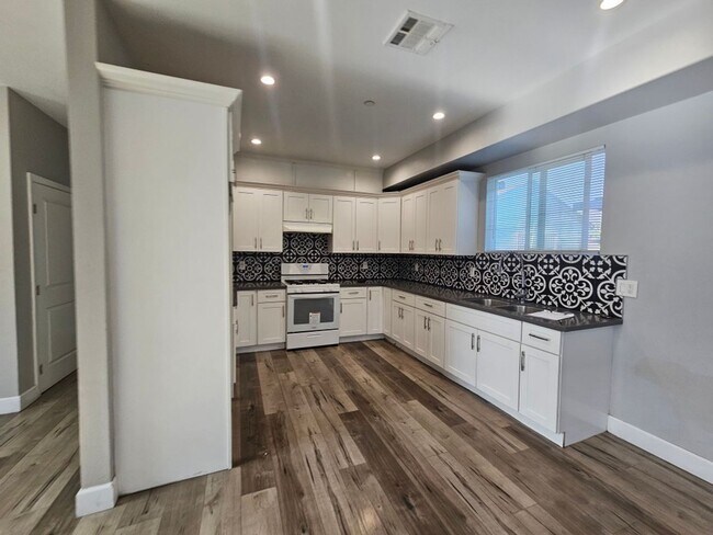Building Photo - 1536 E