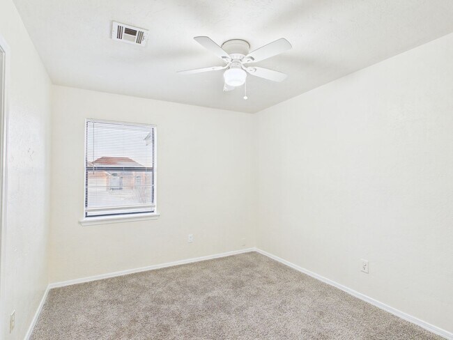 Building Photo - 3904 SW Parkridge Blvd