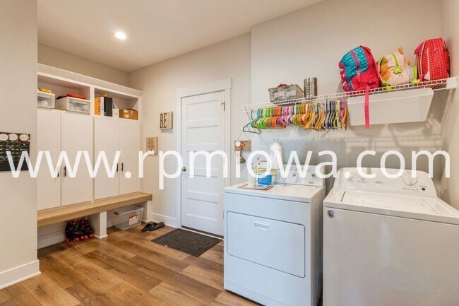 Building Photo - EXECUTIVE RANCH!  5 Bedroom, 3 Bathroom Home in Ankeny!!
