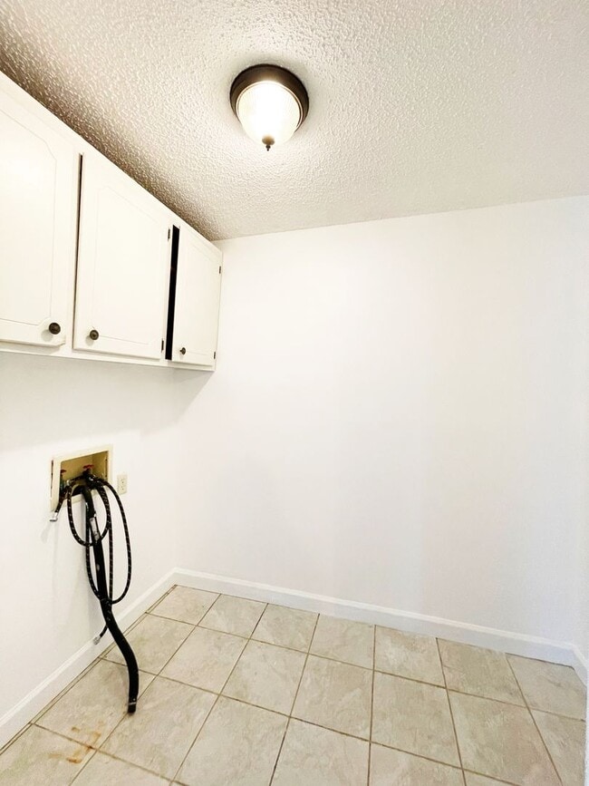 Building Photo - Spacious 4 Bedroom Home with Bonus Room in O'Neal Place