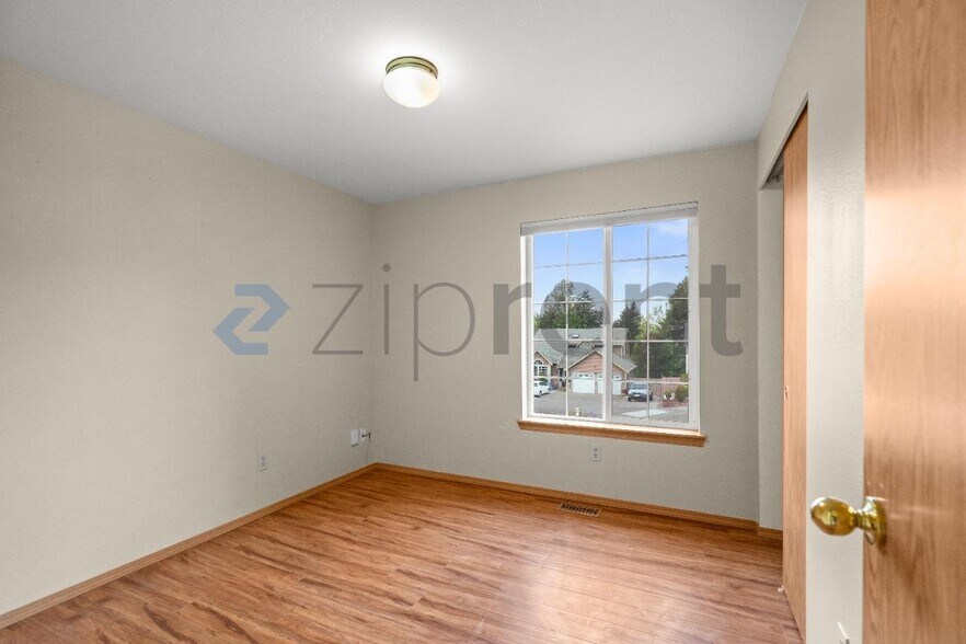 Building Photo - Unit