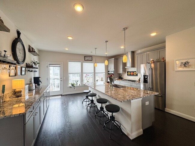 Building Photo - Fantastic 4 Bed 3.5 Bath End Unit Townhome In Potomac Shores Town Center