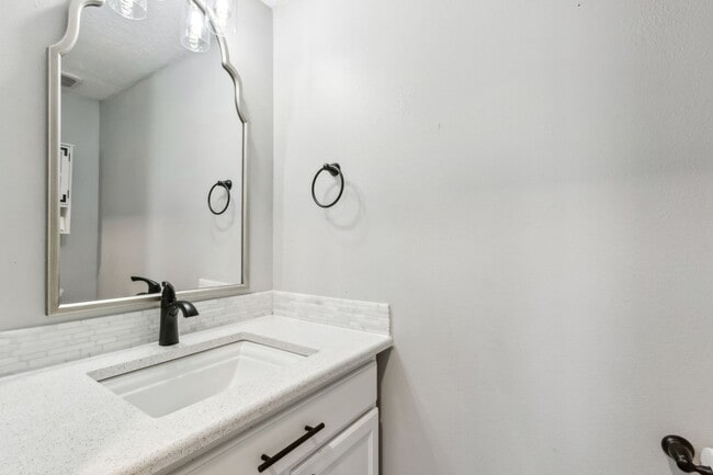 Building Photo - Newly Renovated 4 Bedroom!