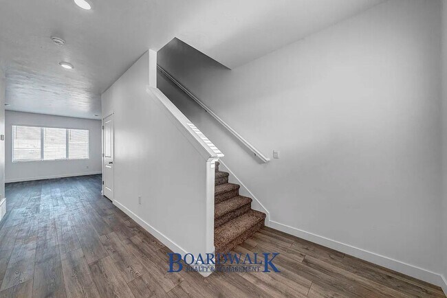 Building Photo - Modern 3-Bed Home with Yard & Amenities