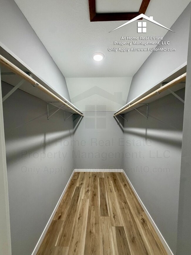 Building Photo - 2717 Mayflower Dr