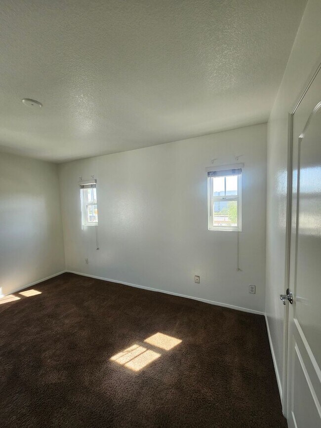 Building Photo - Chino 4 bedroom Beauty