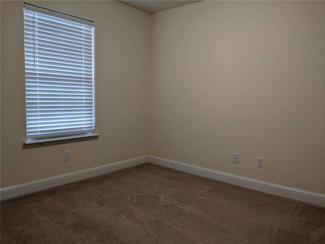 Building Photo - 560 Dogwood St