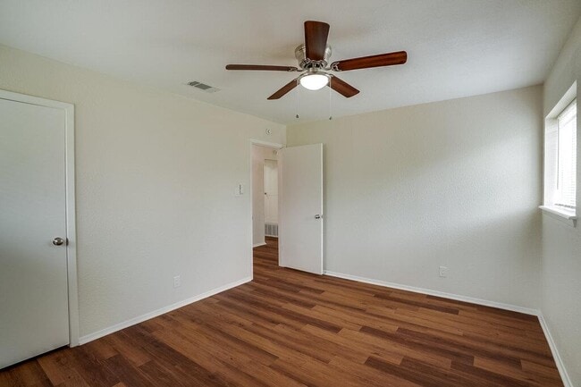 Building Photo - 2103 Pompton Dr