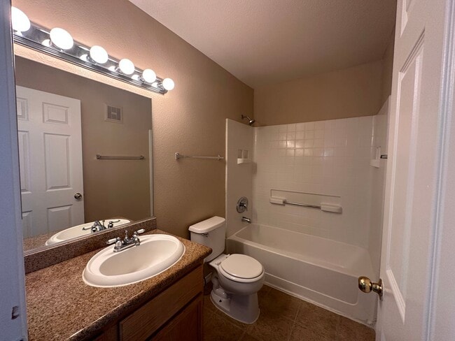 Building Photo - Adorable 3 bedroom Las Vegas Nv condo