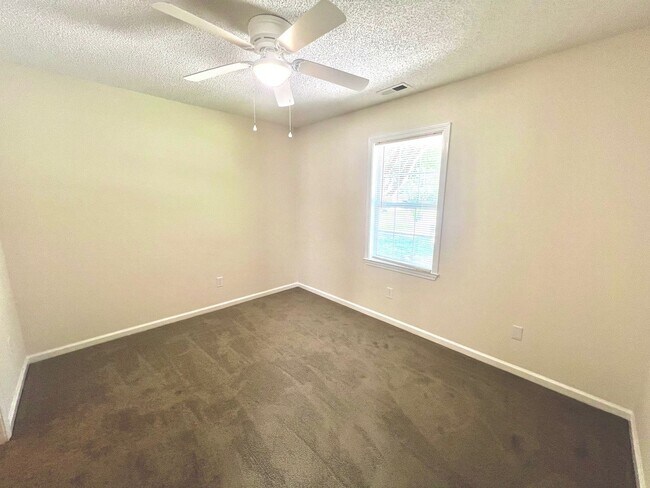 Building Photo - 105 White Ash Ln