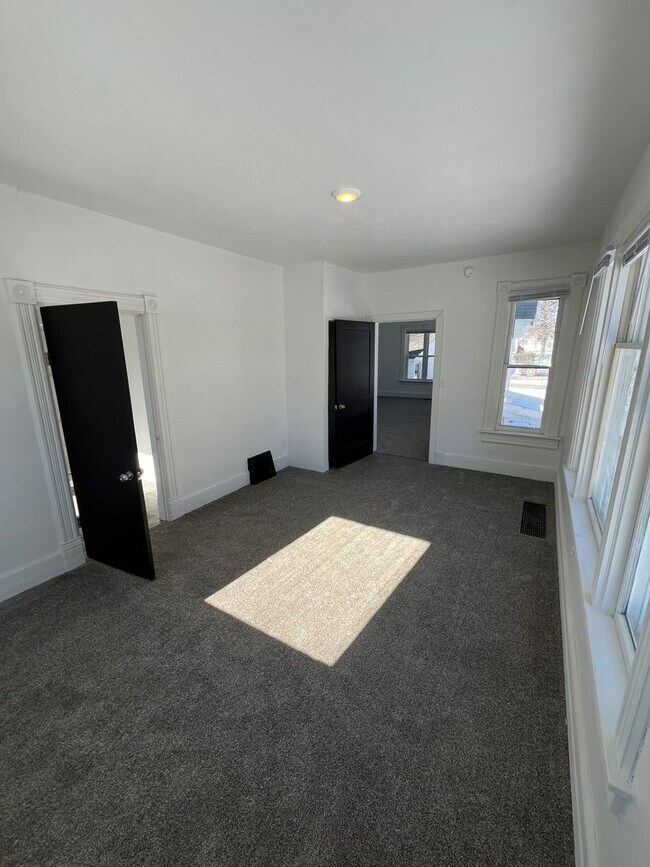 Building Photo - 4 Bedroom 2 Bath Single Family Home Available NOW!