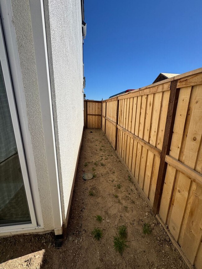 Building Photo - BRAND NEW SOLAR HOME IN LINCOLN!