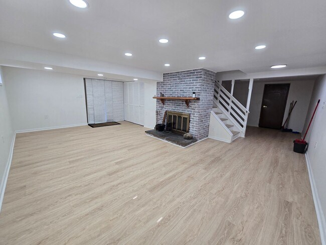 Building Photo - 454 Colonial Dr