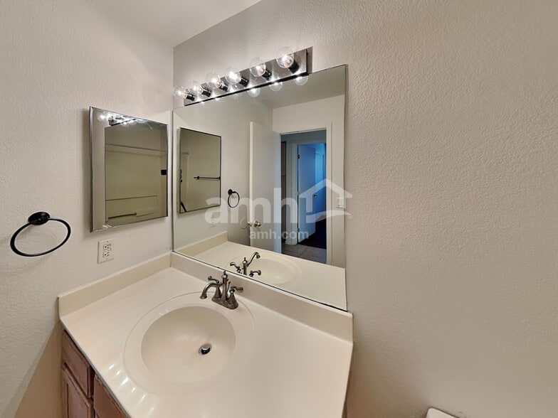 Building Photo - 9045 W Holly St