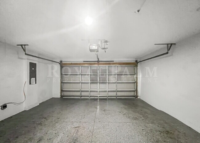 Building Photo - 4BR/2BA Home with High Ceilings, Garage & Large Kitchen Island