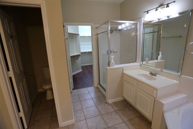 Building Photo - 3327 Summerwood Ln