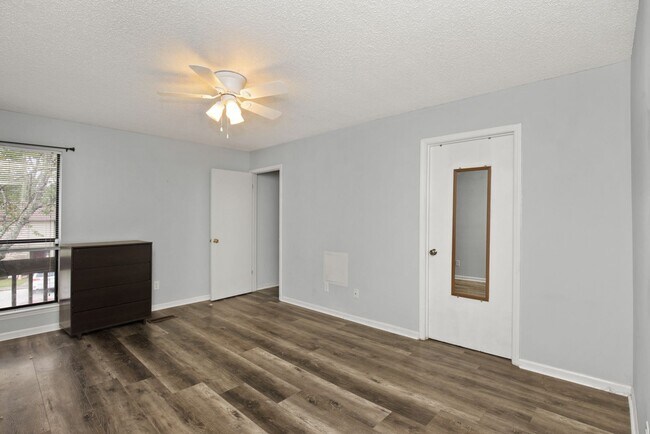 Building Photo - 1009 Stonegate Dr