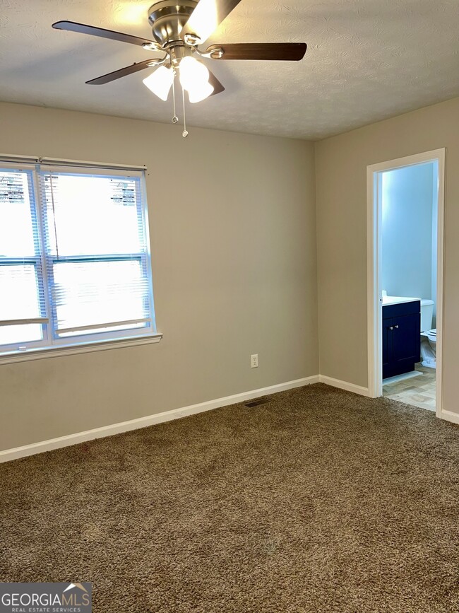 Building Photo - 945 Silverwood Dr