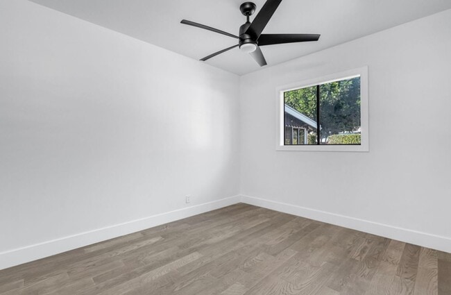 Building Photo - Gorgeous Remodeled 3 Bedroom 2 Bath Pool H...
