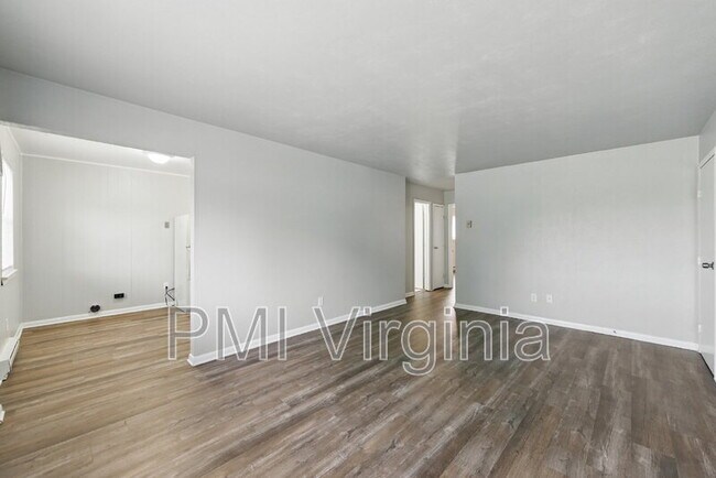 Building Photo - 2421 Courtney Ave