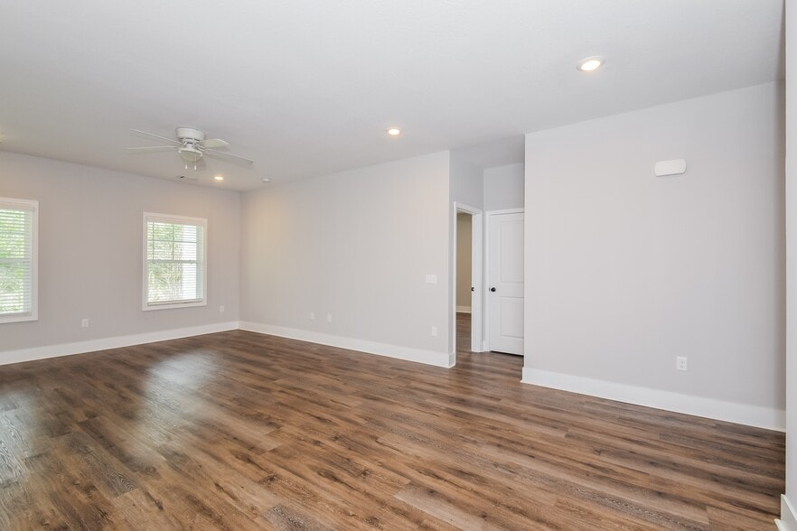 Building Photo - 1047 Autumns Wood Cir E