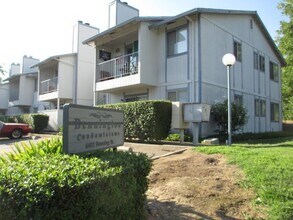 Building Photo - Spacious Orangevale condo that is clean, quite, and private.