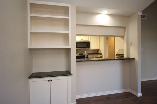 Building Photo - 13 Hideaway Dr