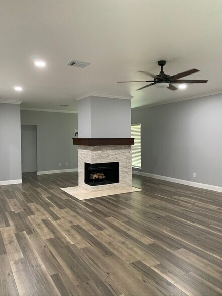 Building Photo - 8802 Sunny Point Dr