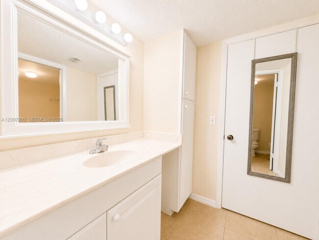 Building Photo - 6585 Somerset Dr