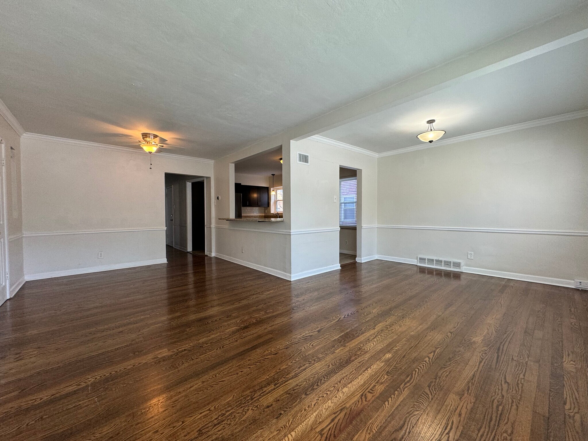 Building Photo - 422 S Hanley Rd