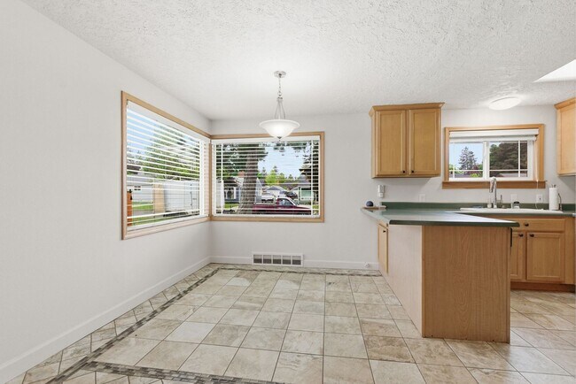 Building Photo - Modern & Cozy Spokane Retreat | Prime Location Near South Hill