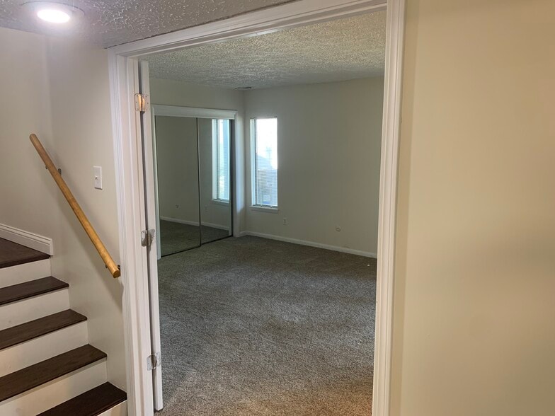 Master bedroom - 197 Sugarwood Ln