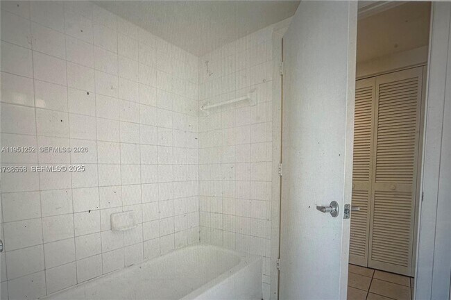 Building Photo - 3020 NE 32nd Ave