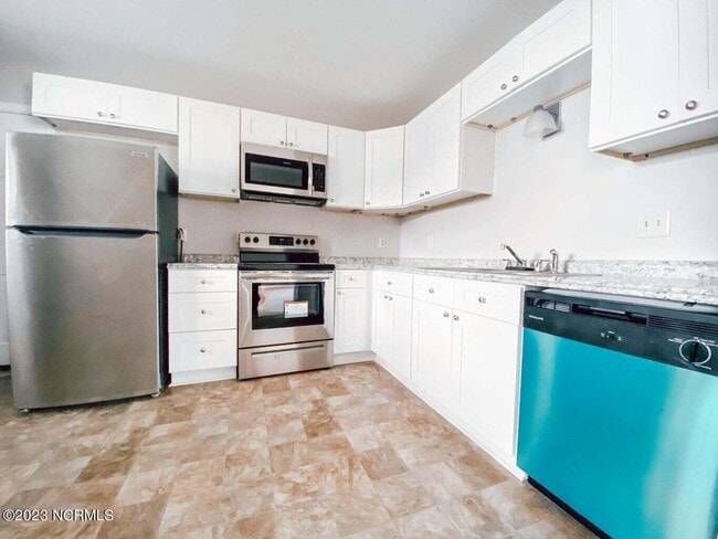 Building Photo - In town- walking distance to shopping!
