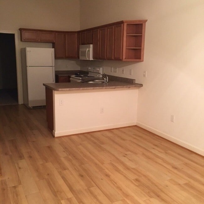 Building Photo - 855SF 1BR 1.5BA  Condo