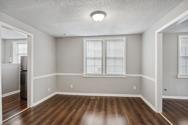 Building Photo - Large Near Downtown 3BR/1BA House For Rent